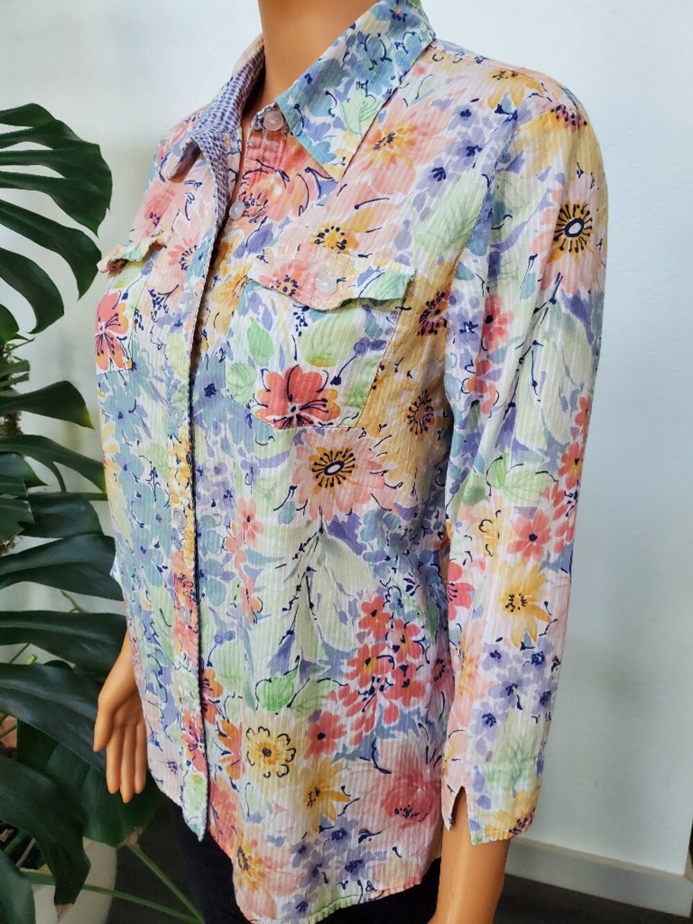 Stylish Lightweight Floral Button-up Blouse with 3/4 sleeves Size Large